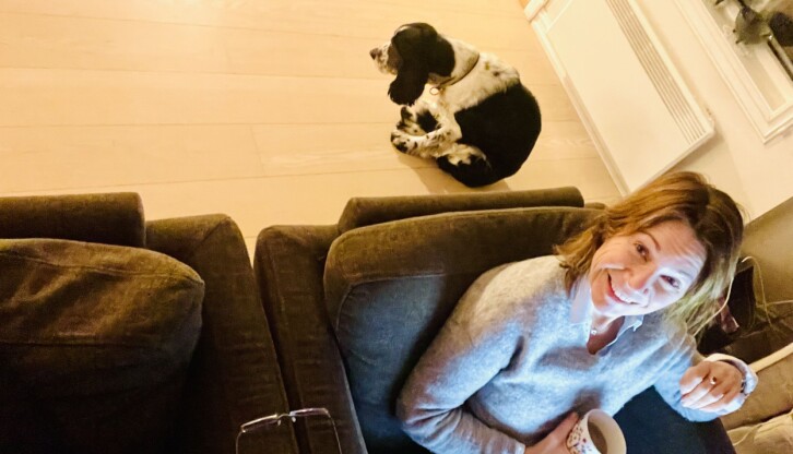 Julestri er gørr. Det mener hunden Lexi som her demonstrerer mot tilstandene i heimen bak ryggen til påtroppende sjefredaktør i Stavanger Aftenblad, Kjersti Sortland.