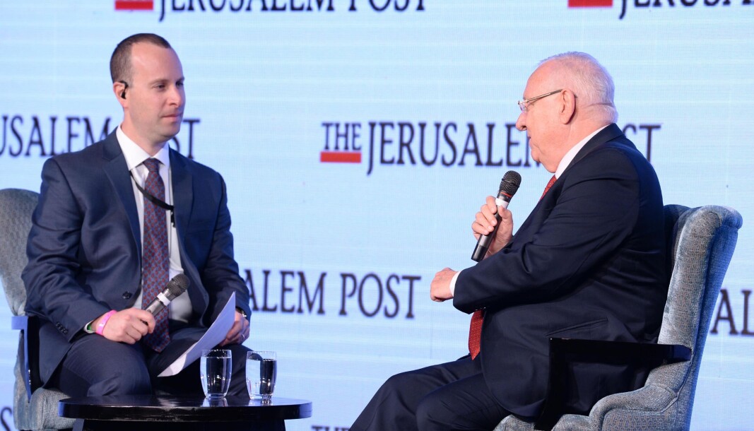 Jerusalem Post-redaktør Yaakov Katz (til venstre) opplevde hacking mot egen avis mandag. Her avbildet da han intervjuet tidligere president i Israel, Reuven Rivlin, i 2017. Jerusalem Post-redaktør Yaakov Katz (til venstre) opplevde hacking mot egen avis mandag. Her avbildet da han intervjuet tidligere president i Israel, Reuven Rivlin, i 2017.