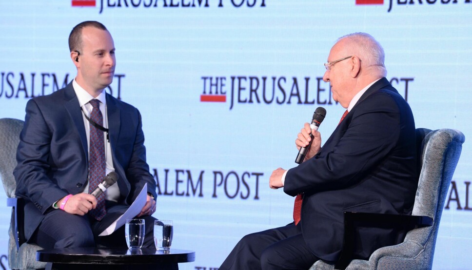Jerusalem Post-redaktør Yaakov Katz (til venstre) opplevde hacking mot egen avis mandag. Her avbildet da han intervjuet tidligere president i Israel, Reuven Rivlin, i 2017.