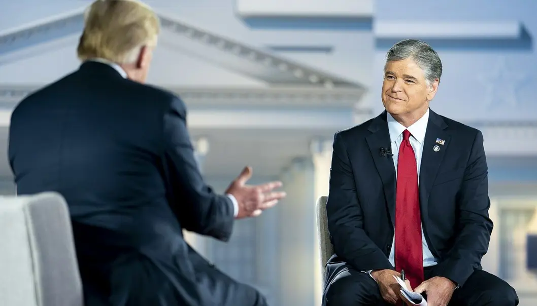 Sean Hannity (til høyre) intervjuer daværende president i USA, Donald Trump, i 2020. Sean Hannity (til høyre) intervjuer daværende president i USA, Donald Trump, i 2020.