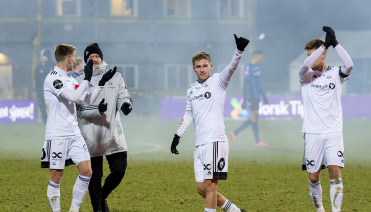 Rosenborgs Carlo Holse takker publikum etter eliteseriekampen i fotball mellom Stabæk og Rosenborg på Nadderud stadion.