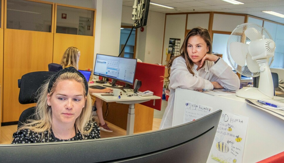 Nyhetsleder i avisen Hordaland Stine Strand Carlsen (til venstre), og ansvarlig redaktør, Guro Valland. Bildet er tatt ved en annen anledning.