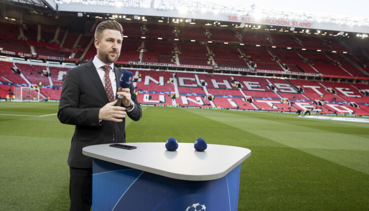 Daniel Høglund, er her som kommentator under kampen i Champion League mellom Manchester United og Barcelona.