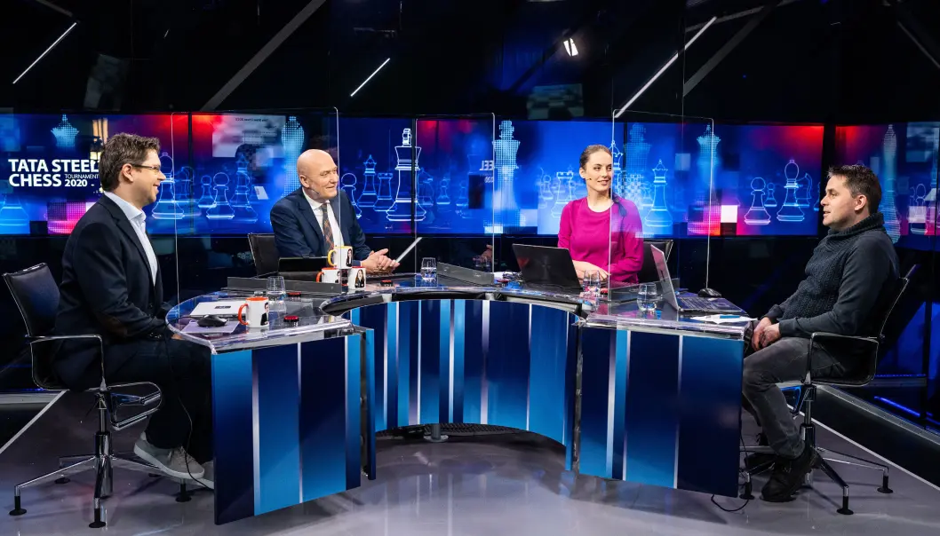 David Toska skal sitte i sjakkstudio med TV 2s ekspert Jon Ludvig Hammer (til venstre), programleder Fin Gnatt og sjakkommentator Heidi Røneid. Foto: Erik Teige / TV 2 David Toska skal sitte i sjakkstudio med TV 2s ekspert Jon Ludvig Hammer (til venstre), programleder Fin Gnatt og sjakkommentator Heidi Røneid. Foto: Erik Teige / TV 2