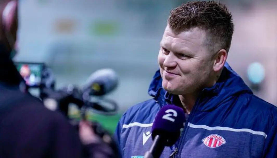 I serien «Fan av Riise» følger TV 2 John Arne Riise på trenerbenken i Toppserien-klubben Avaldsnes. I serien «Fan av Riise» følger TV 2 John Arne Riise på trenerbenken i Toppserien-klubben Avaldsnes.