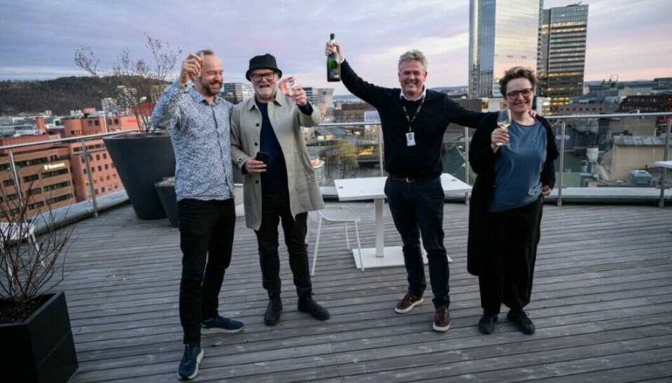 Dagens Næringsliv ved Frode Frøyland, Lars Backe Madsen, Morten Ånestad og Gry Egenes feiret fjorårets SKUP-pris på DN-taket.