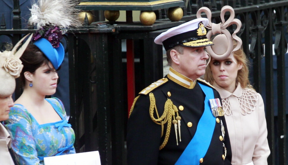Prins Andrew fotografert i 2011 med døtrene prinsesse Eugine (t.v.) og prinsesse Beatrice på vei ut fra Westminster Abbey i London i forbindelse med bryllupet mellom prins William og Kate Middleton.