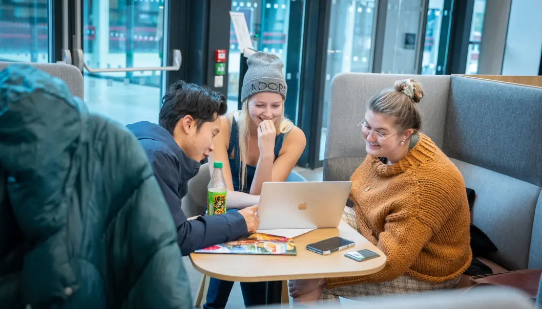 Illustrasjonsbilde av studenter i journalistikk og kommunikasjon ved Høgskulen i Volda. Illustrasjonsbilde av studenter i journalistikk og kommunikasjon ved Høgskulen i Volda.