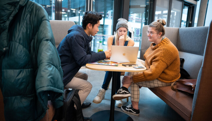 Illustrasjonsbilde av studenter i journalistikk og kommunikasjon ved Høgskulen i Volda.