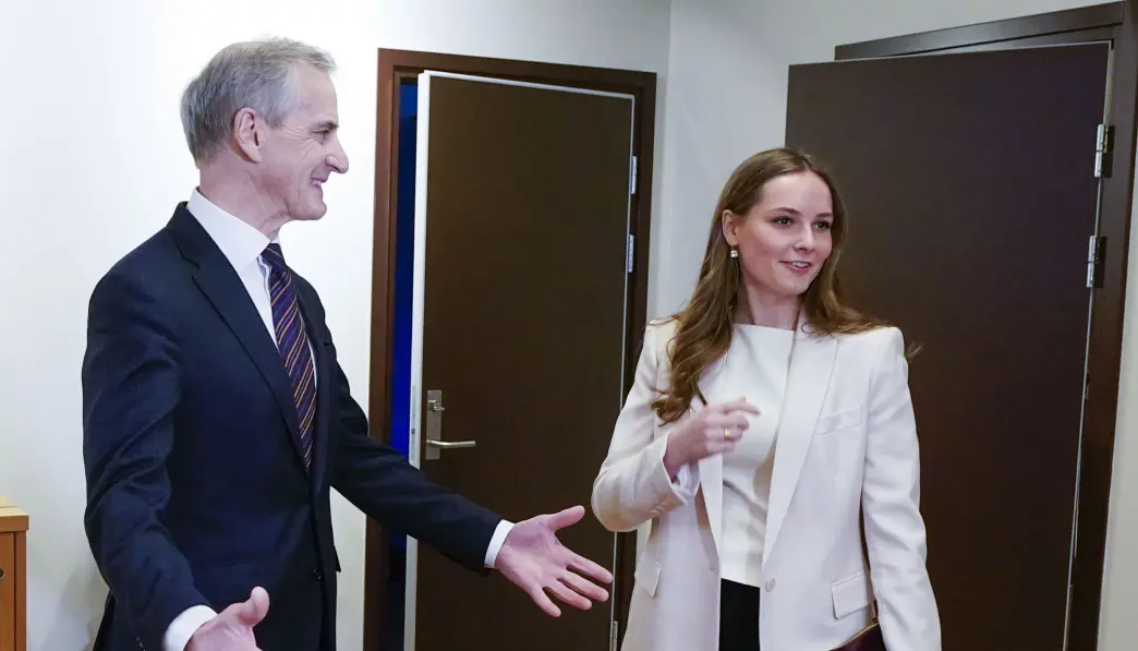 Her besøker prinsesse Ingrid Alexandra statsminister Jonas Gahr Støre på Statsministerens kontor, og får en orientering om arbeidet i regjeringen og departementene. Her besøker prinsesse Ingrid Alexandra statsminister Jonas Gahr Støre på Statsministerens kontor, og får en orientering om arbeidet i regjeringen og departementene.