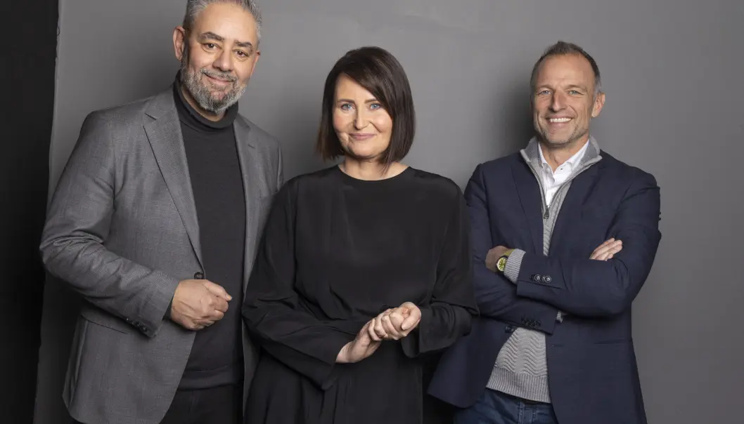 Kommentatorene Kenneth Fredheim og Tom Stiansen får ikke dra til OL i Beijing. Her er de avbildet sammen med programleder Line Andersen. Kommentatorene Kenneth Fredheim og Tom Stiansen får ikke dra til OL i Beijing. Her er de avbildet sammen med programleder Line Andersen.