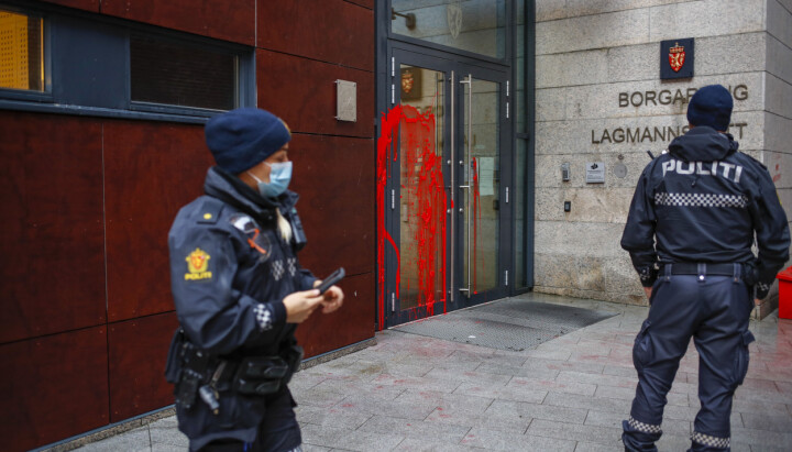 Politiet er på stedet etter at inngangspartiet til Borgarting lagmannsrett i Oslo sentrum ble utsatt for hærverk, fredag morgen.