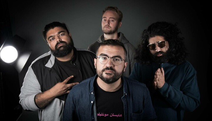 Abubakar Hussain, Anders Nilsen, Sandeep Singhog Galvan Mehidi er programledere i podkasten.