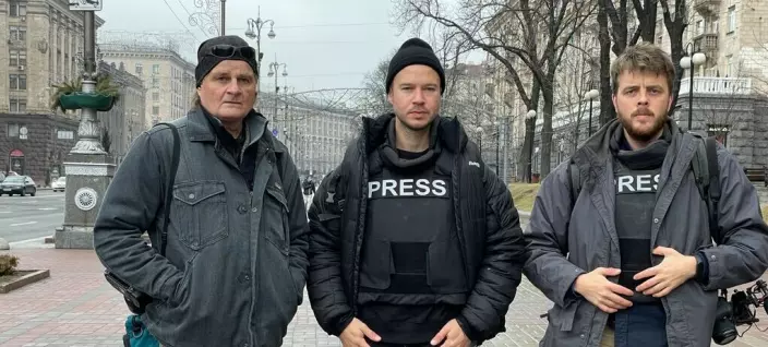 VGs nyhetsteam måtte evakuere til bomberom: – Tre svært erfarne reportere