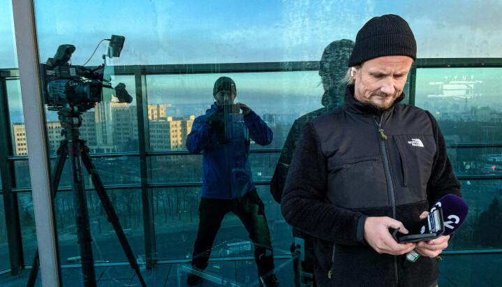 TV 2s reporter Bent Skjærstad blir tatt bilde av fotojournalist Pål S. Schaathun