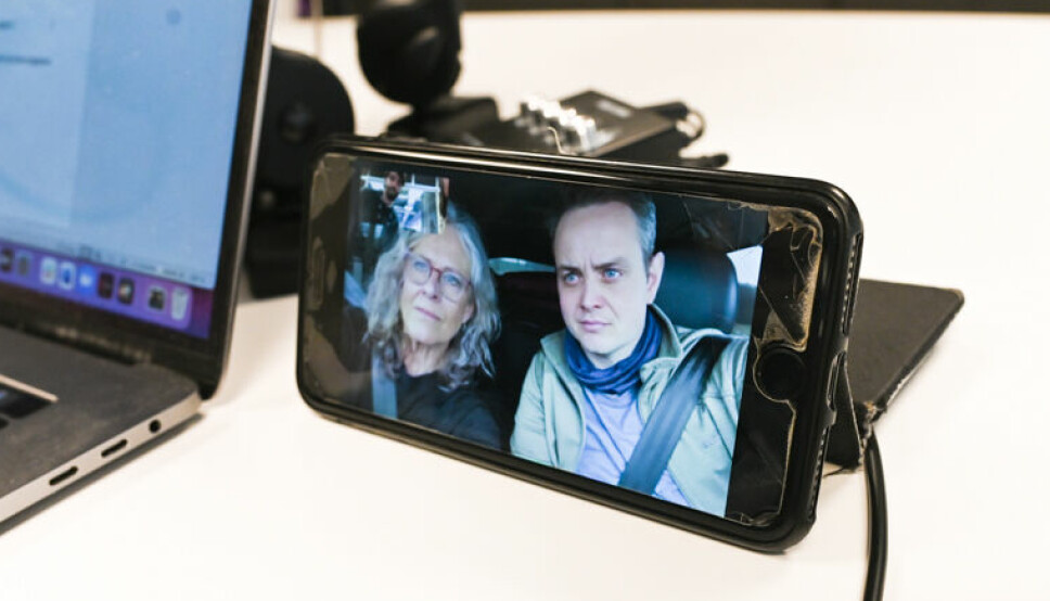 NRKs Gro Holm og Gunnar Bratthammer på intervju med Medier24 fra bilen i Romania.