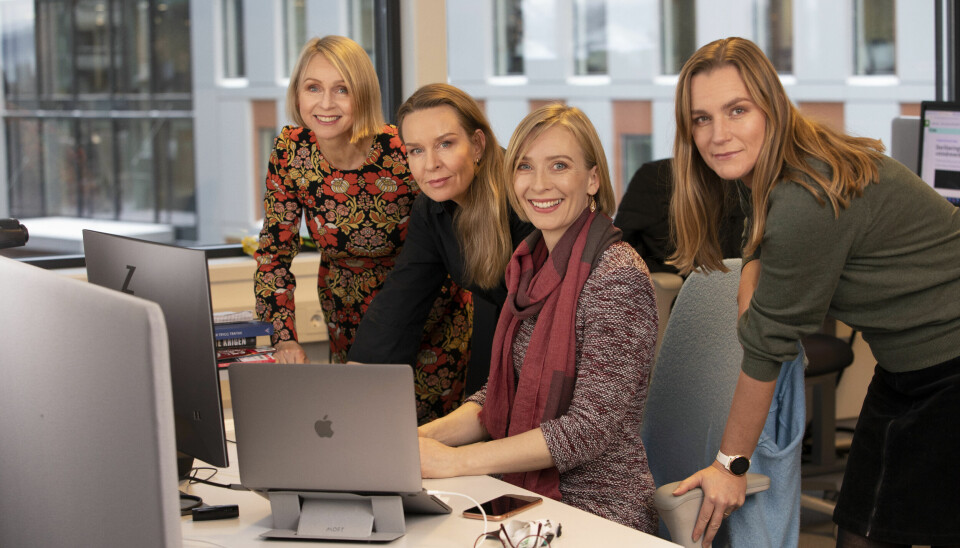 Vi.no-redaksjonen avbildet på desken. Fra venstre: Kristin Sørdal, Ylve Gudheim, redaktør Berit B. Njarga og Marit O. Bromark.