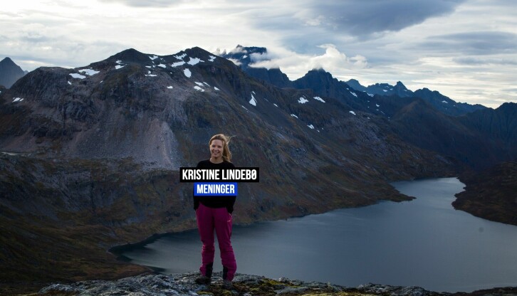 Kristine Lindebø flyttet fra Oslo for å være journalist i Vesterålen. Her på tur på Snytindhytta, Møysalen i bakgrunnen