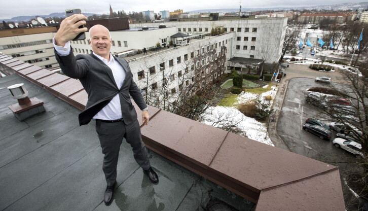 Avtroppende kringkastingssjef Thor Gjermund Eriksen tar selfie på NRK-taket på Marienlyst. Hvem som får den muligheten når Eriksen går av seinere i år er foreløpig usikkert.