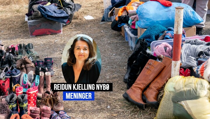 Klær står klare til ukrainske flyktninger ved en grenseovergang i Polen