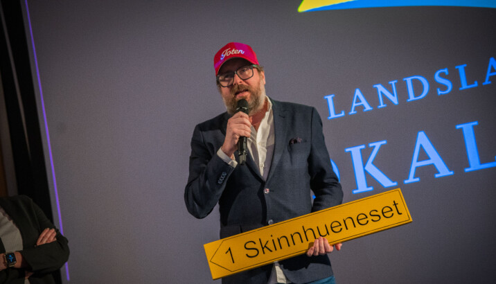 Ken Andre Ottesen, også kjent som BAdesKen, fikk skilt fra stedet Skinnhueneset på LLA Landsmøte