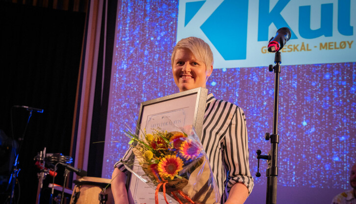 Kulingen vant hederlig omtale i årets lokalavis under LLA 2022. Her med ansvarlig redaktør Hilde Kvammen.