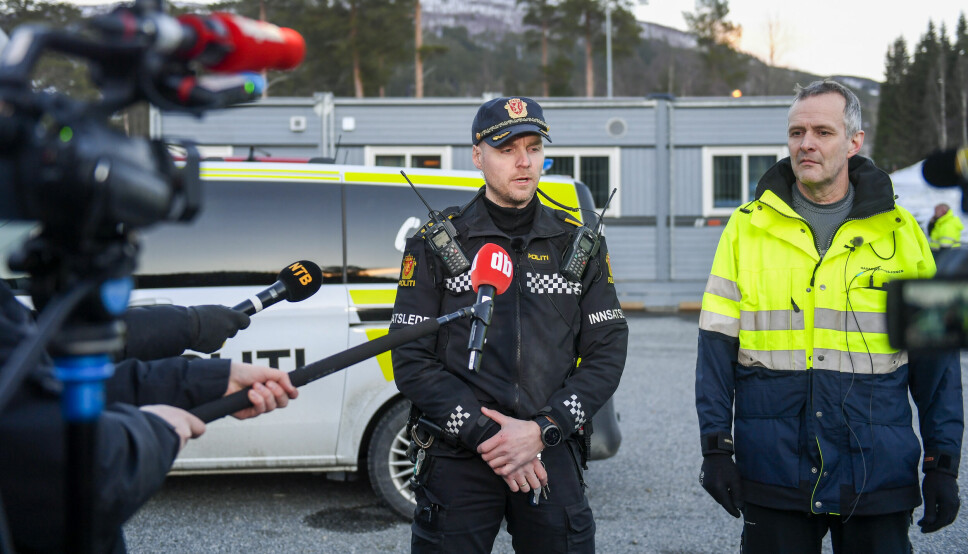 Innsatsleder i politiet i Bodø, Kristian Vikran Karlsen og havariinspektør, Mads Torbjørnsson avbildet da de snakket med pressen utenfor Trones Skole i Beiarn sist søndag.