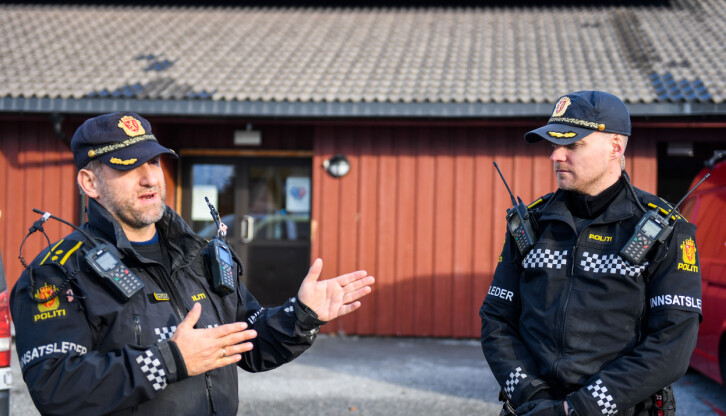 Innsatsledere i politiet i Bodø, Thorben Westgård (t.v) og Kristian Vikran Karlsen avbildet da de snakket med pressen utenfor Trones Skole i Beiarn forrige helg.