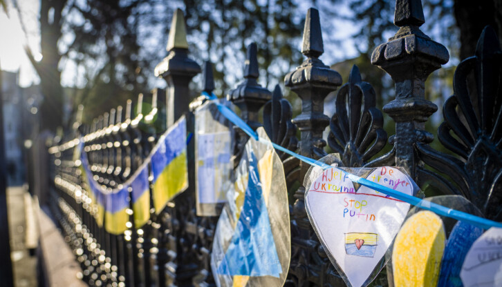 Oslo 20220323. Barnetegning og ukrainske flagg utenfor den russiske ambassaden.