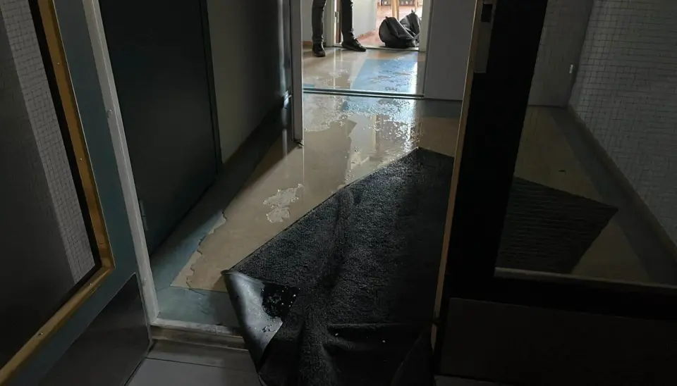 Det er vann i gangen hos Avisa Oslo, men ikke inne i selve redaksjonslokalet. Det er vann i gangen hos Avisa Oslo, men ikke inne i selve redaksjonslokalet.