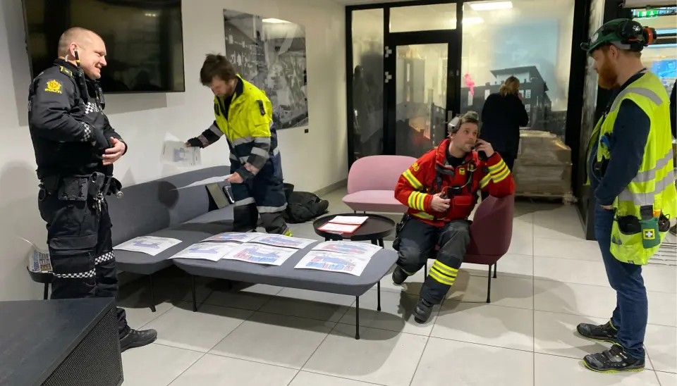 Brann og redning er på plass i bygget. Brann og redning er på plass i bygget.