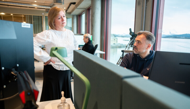 Ansvarlig redaktør i Sunnmørsposten, Hanna Relling Berg på desken med nyhetsredaktør Sindre Halkjelsvik.