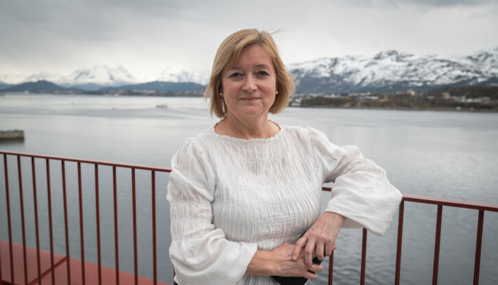 Ansvarlig redaktør i Sunnmørsposten, Hanna Relling Berg, på takterrassen til avisens nye lokaler i Ålesund, med utsikten til Sunnmørsalpene i bakgrunnen.
