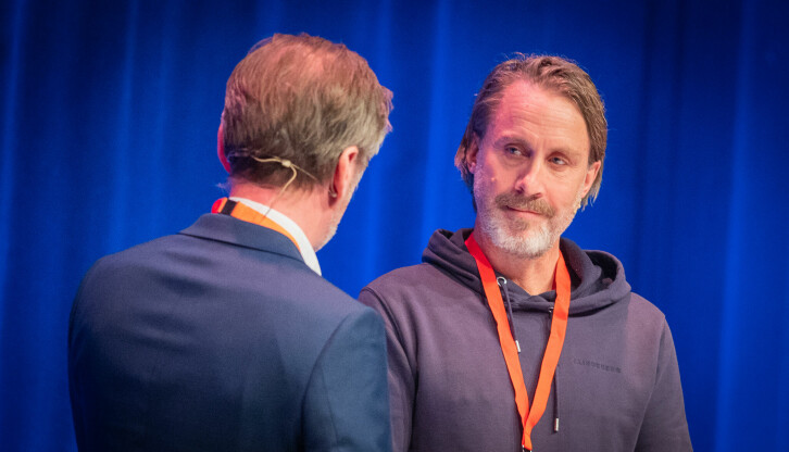 Niclas Hammarström snakker med ordstyrer Håkon Haugsbø under SKUP-konferansen.