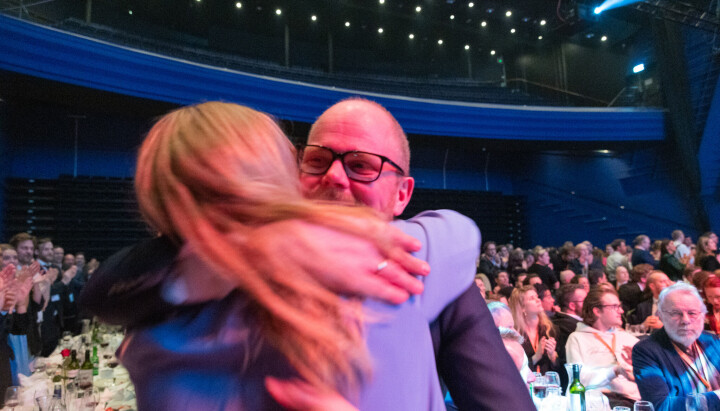 Sjefredaktør i VG, Gard Steiro, klemmer VG-journalist Ane Muladal.