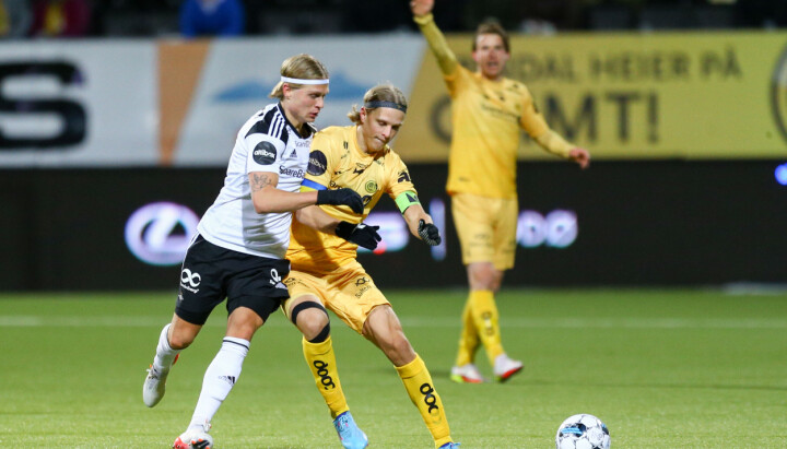 Rosenborgs Olaus Skarsem t.v. i duell med Bodø/Glimts Ulrik Saltnes under eliteseriekampen i fotball mellom Bodø/Glimt og Rosenborg på Aspmyra stadion.
