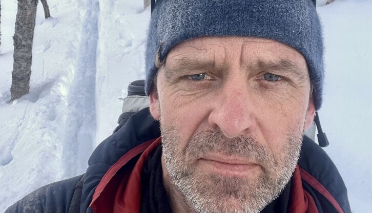 NTB-fotograf Poppe på vei til ulykkesstedet på ski.