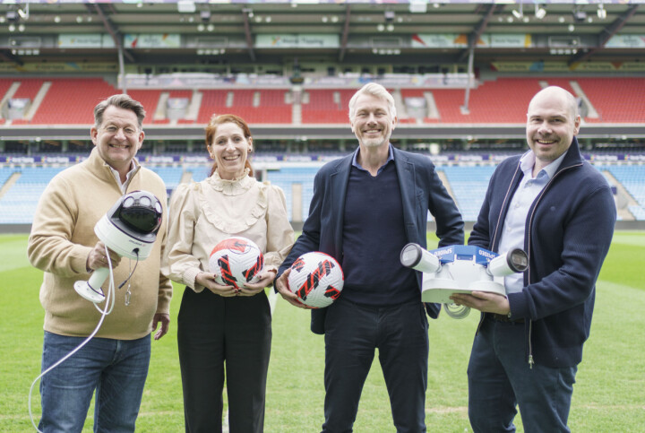 Fotballpresident Lise Klaveness, TV 2 sjef Olav Sandnes, Amedia-sjef Anders Opsahl og MyGame sjef Harald Strømme på Ullevaal stadion fotografert i sammen i forbindelse med signeringen av ny avtale om TV-satsing på breddefotball tilbake i 2022.