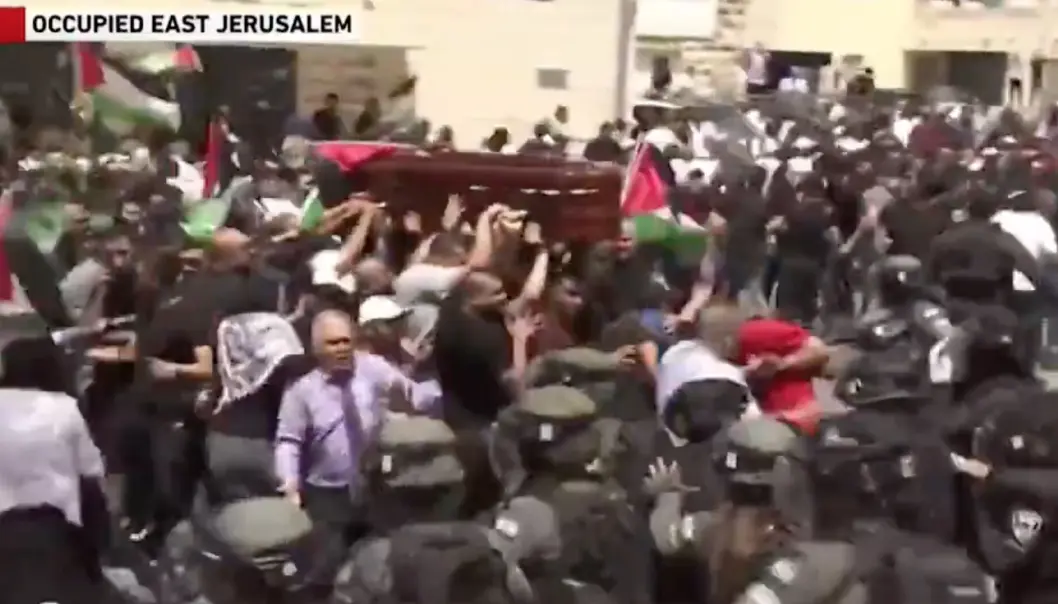 Israelsk opprørspoliti stormet sykehus mens kisten til journalist Shireen Abu Akleh ble båret ut Israelsk opprørspoliti stormet sykehus mens kisten til journalist Shireen Abu Akleh ble båret ut