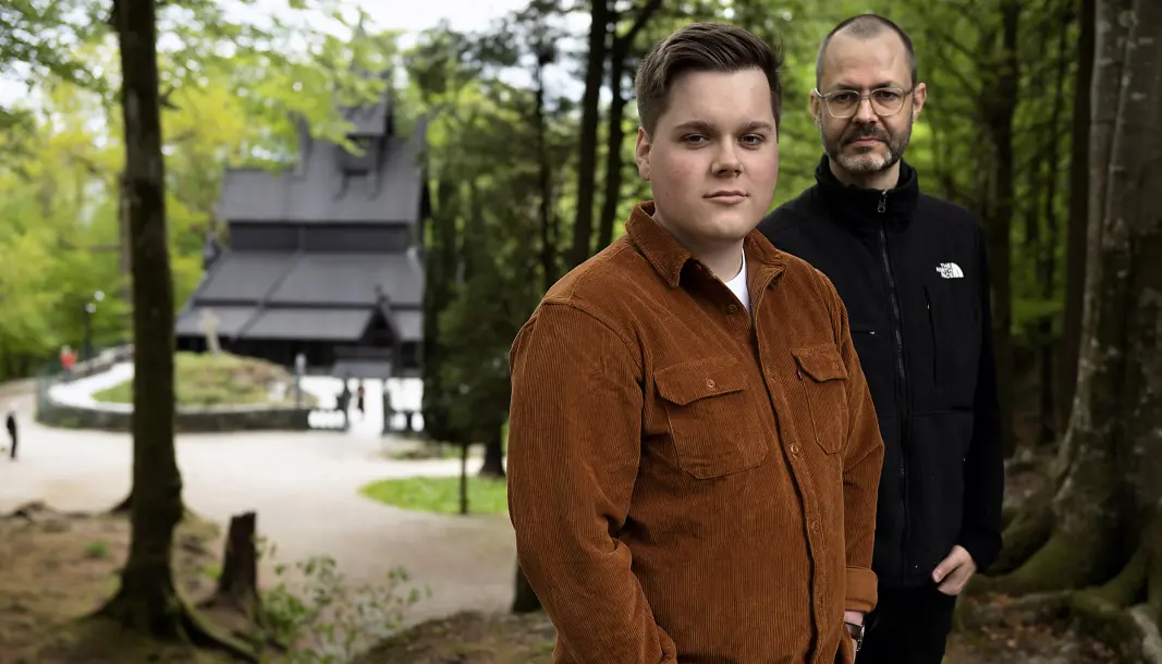 Journalistene Karl Almedal og Bjørn Olav Hammerstad utenfor Fantoft stavkirke i Bergen - den første stavkirken som brant ned. Journalistene Karl Almedal og Bjørn Olav Hammerstad utenfor Fantoft stavkirke i Bergen - den første stavkirken som brant ned.