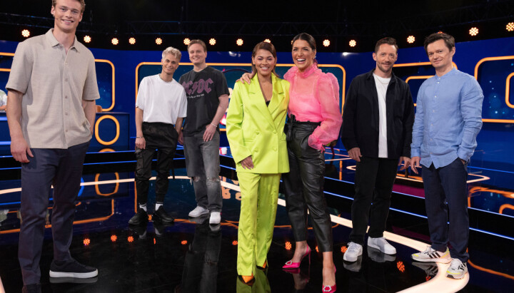 Programleder Simon Nitsche, og kjendisduoene i 'I fyr og flamme'.
