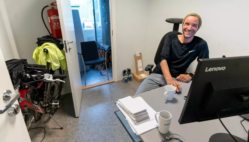 Utstyrsboden har blitt Sandnesposten-redaktøren sitt nye kontor.