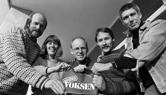 Trond Viggo Torgersen (i midten) avbildet sammen med teamet rundt NRK-programmet Nesten voksen i 1984. Fra venstre: Tekniker Finn Jacobsen, produksjonsleder Anne Birte Brunvold, programleder Trond-Viggo Torgersen, fotograf Dagfinn Torgersen og programleder Chris Foss. Trond Viggo Torgersen (i midten) avbildet sammen med teamet rundt NRK-programmet Nesten voksen i 1984. Fra venstre: Tekniker Finn Jacobsen, produksjonsleder Anne Birte Brunvold, programleder Trond-Viggo Torgersen, fotograf Dagfinn Torgersen og programleder Chris Foss.