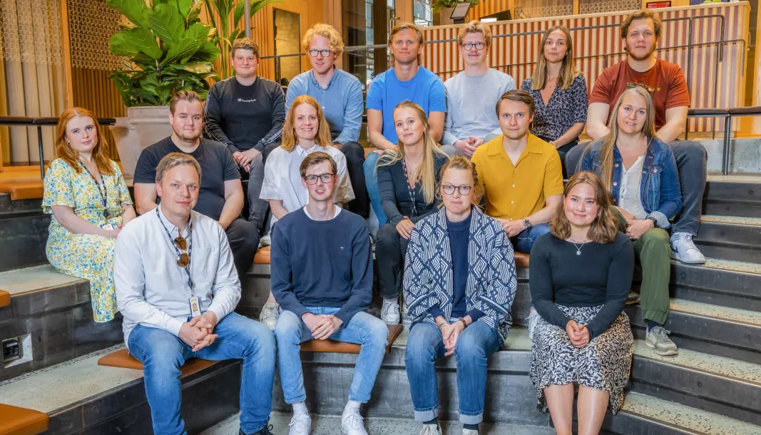 – Det er veldig stas å være en del av laget med sommervikarer i NTB, sier Tor Martin Kvernhaugen (øverst til høyre). Her sammen med flere av sommervikarene i NTB. – Det er veldig stas å være en del av laget med sommervikarer i NTB, sier Tor Martin Kvernhaugen (øverst til høyre). Her sammen med flere av sommervikarene i NTB.
