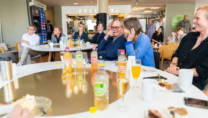 Magnus Takvam i kantinen med sine kollegaer og inviterte gjester. Magnus Takvam i kantinen med sine kollegaer og inviterte gjester.