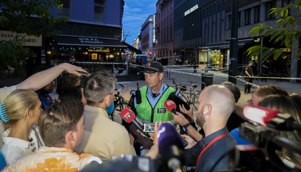 Innsatsleder Tore Barstad holdt pressebrief like ved London pub i sentrum av Oslo natt til lørdag.