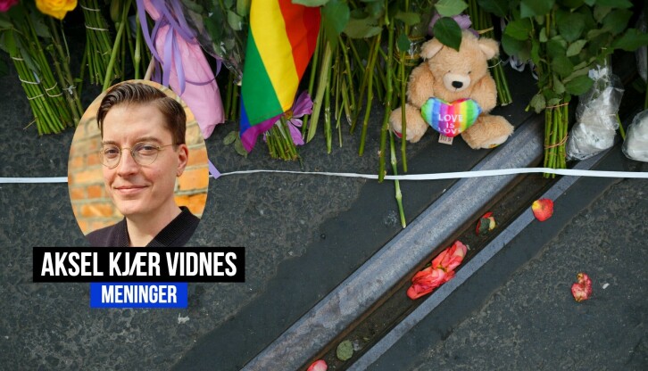 Det er lagt ned blomster, bamser, hilsener og regnbueflagg i Oslo sentrum, der en person skjøt flere og drepte to mennesker i helgen.