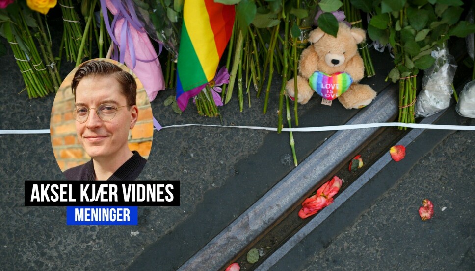 Det er lagt ned blomster, bamser, hilsener og regnbueflagg i Oslo sentrum, der en person skjøt flere og drepte to mennesker i helgen.