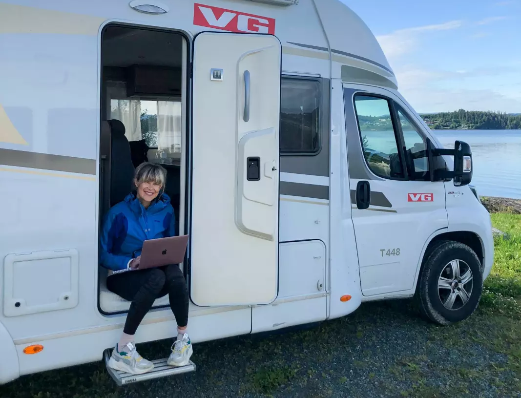 VG har flere reportasjeteam som skal bryne seg på bobilkontor rundt i Norge i sommer. Her sitter VG-journalist Nora Thorp Bjørnstad og jobber i idylliske omgivelser.