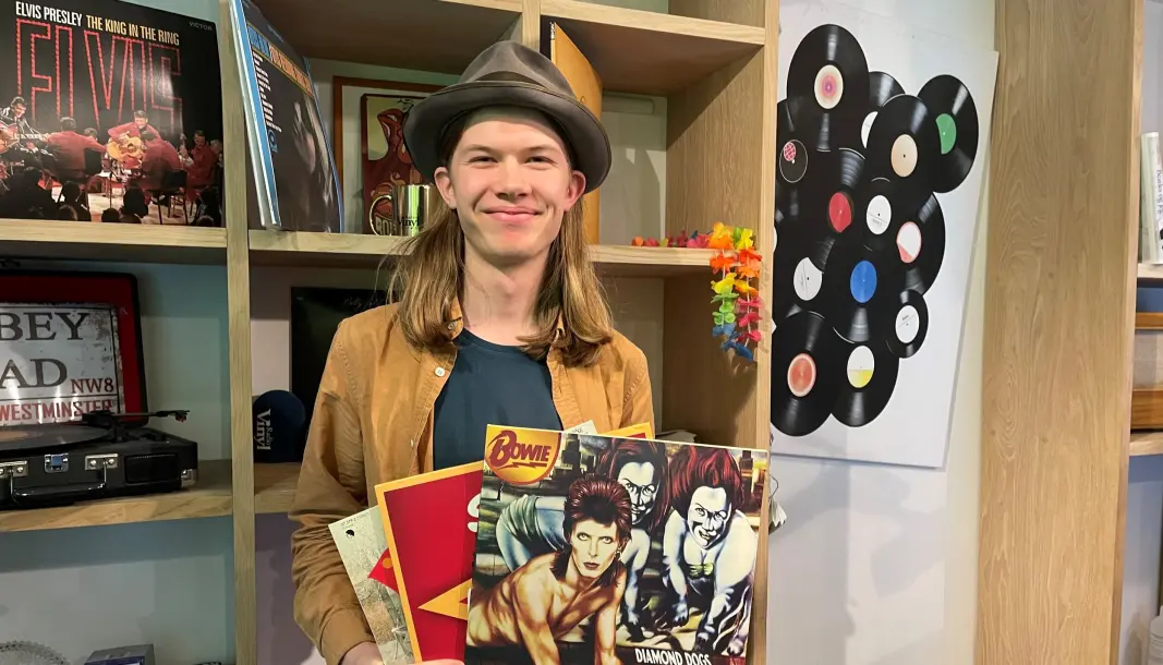 Jonatan Frøy Haugstveit (17) har eget radioprogram på Radio Vinyl i sommer. Jonatan Frøy Haugstveit (17) har eget radioprogram på Radio Vinyl i sommer.